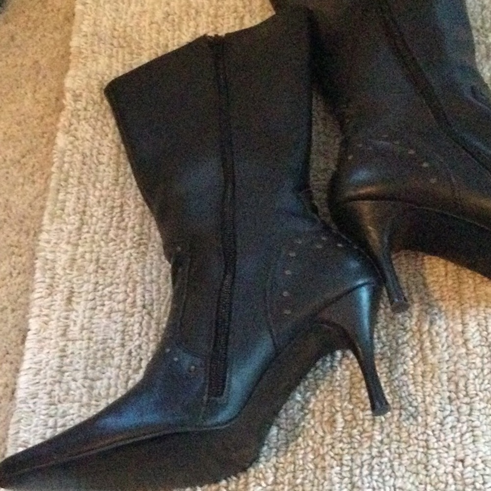 Black ladies knee high boots size 5 1/2 with a 3 in. Heel.